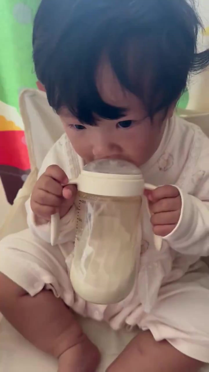 自己抱着奶瓶喝奶